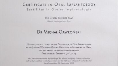 Certyfikat ukończenia kursu implantologii stomatologicznej wydany przez Uniwersytet Goethego we Frankfurcie nad Menem dla Michała Gawrońskiego