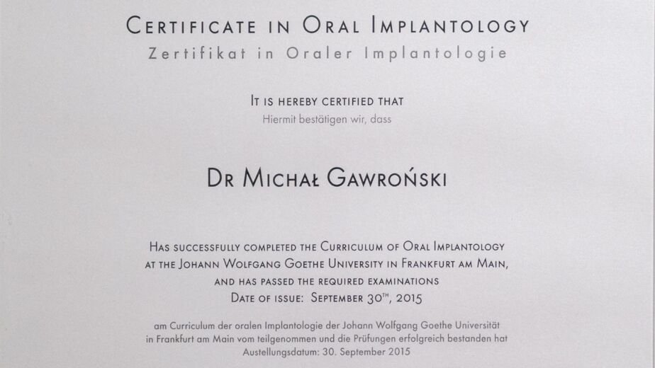 Certyfikat ukończenia kursu implantologii stomatologicznej wydany przez Uniwersytet Goethego we Frankfurcie nad Menem dla Michała Gawrońskiego