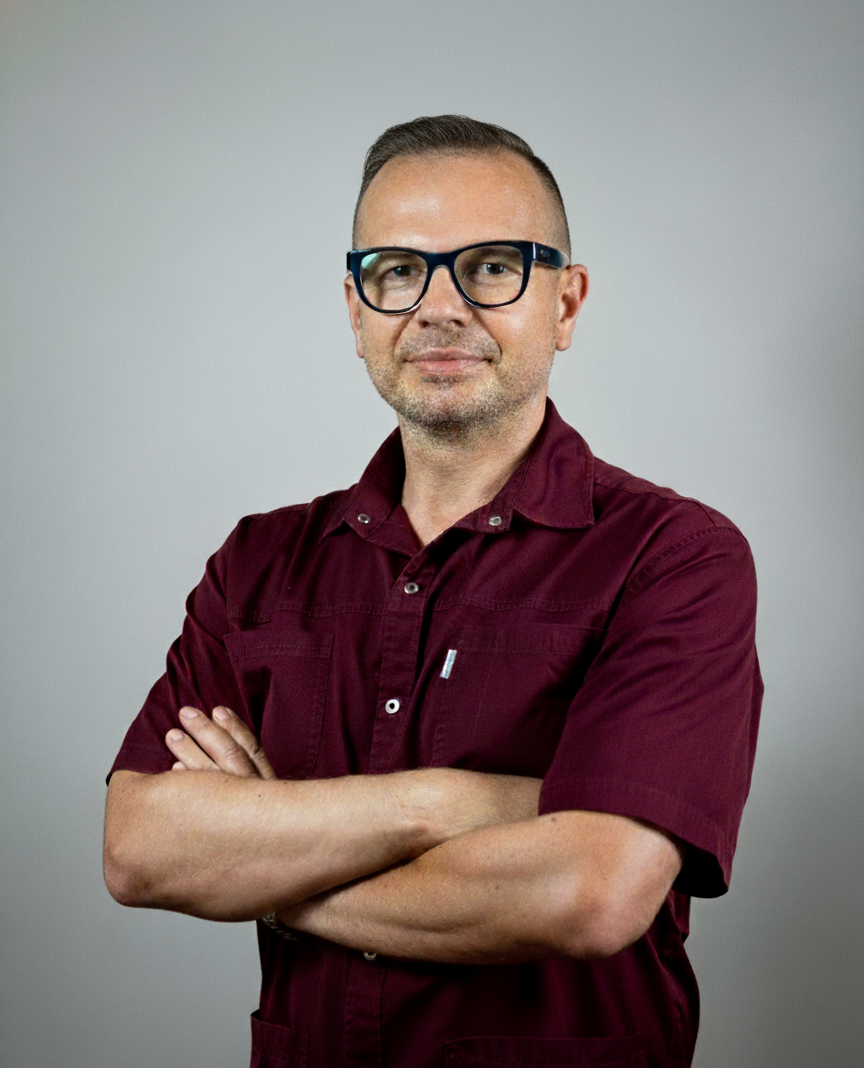 Zdjęcie portretowe dentysty Michała Gawrońskiego